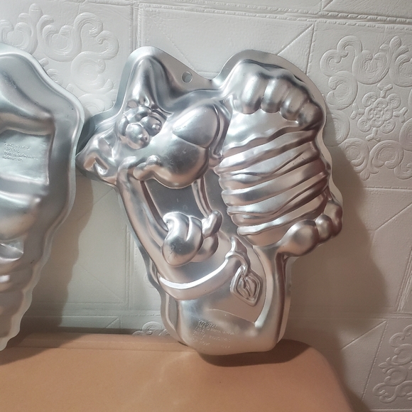 Scooby Doo woth Burger and paper Wilton Cake pan Bundled - Picture 3 of 6